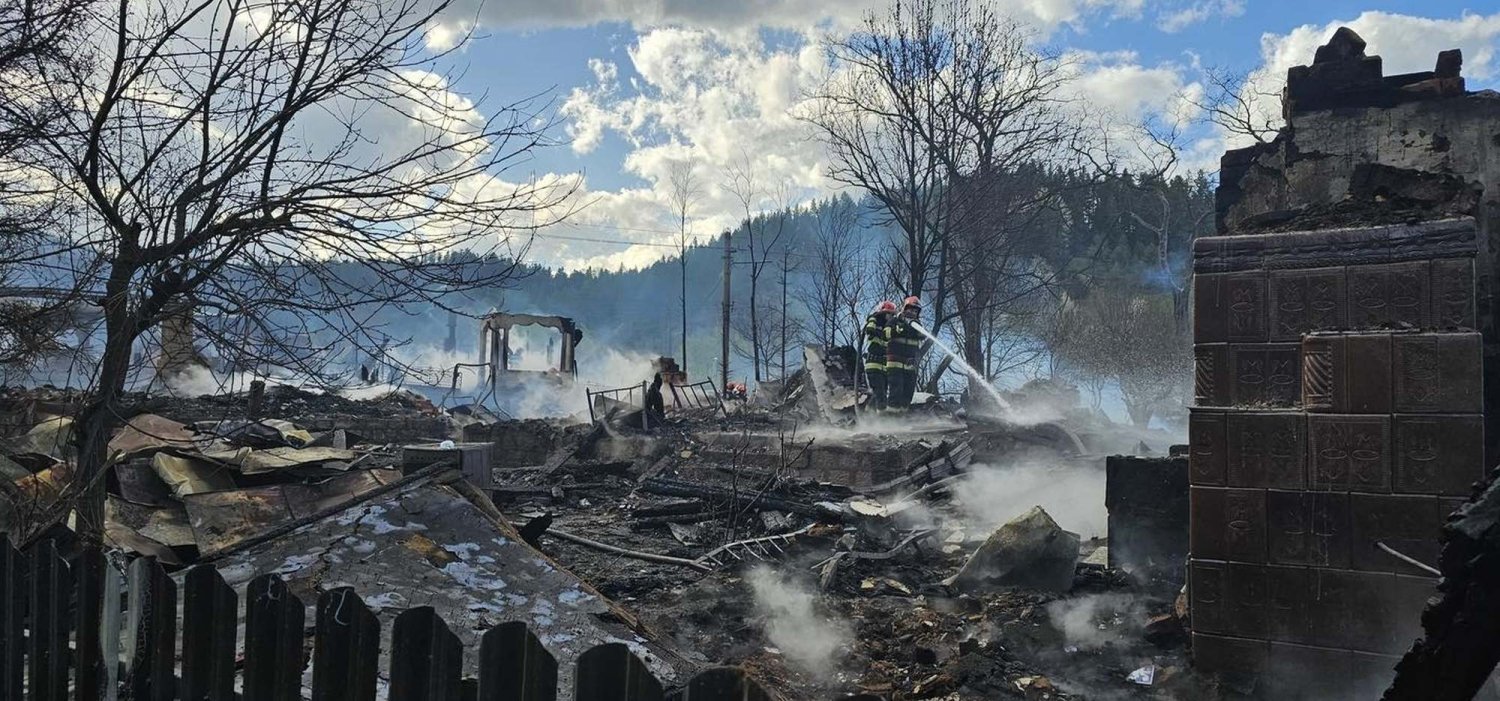 Urmările incendiului — case distruse