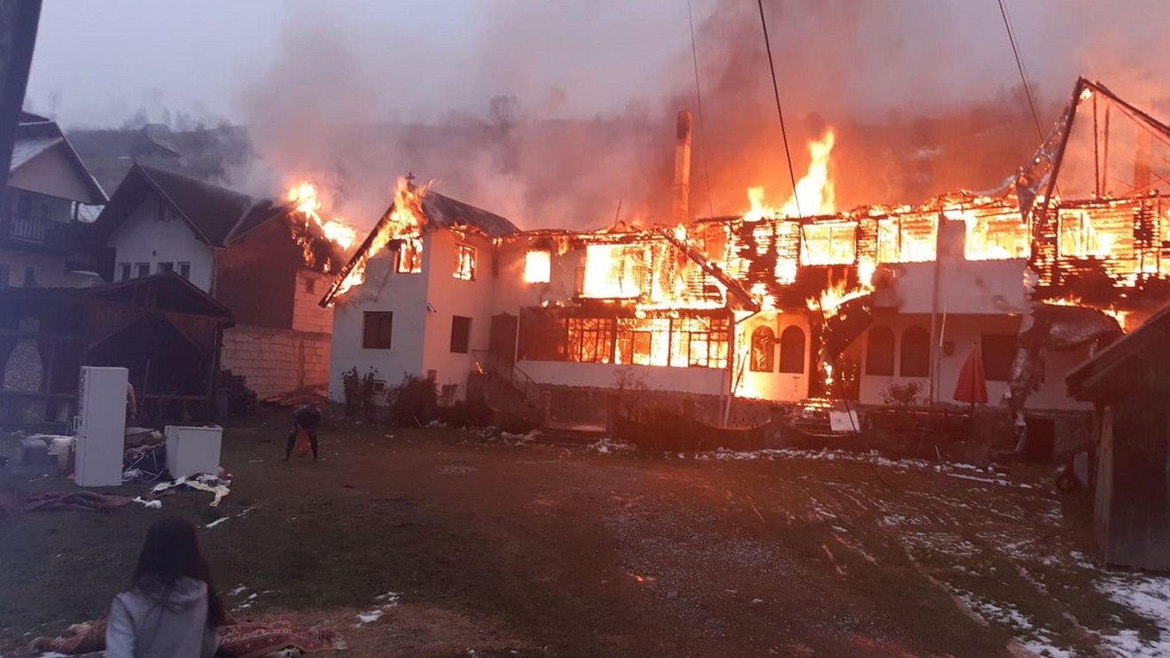 Casă cuprinsă de flăcări în timpul incendiului